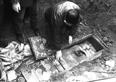 凤凰山发现"千年软尸",棺内充满暗红色液体,鉴定后令专家叹服