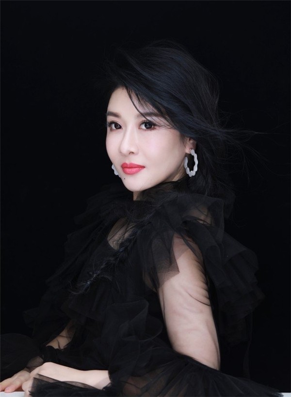 歌曲的词曲由知名音乐唱作人奕羚为陈蓓蓓量身打造