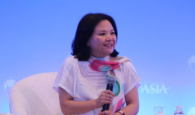 中国的女富商给美国捐96亿在国内却负债200亿如今报应来了