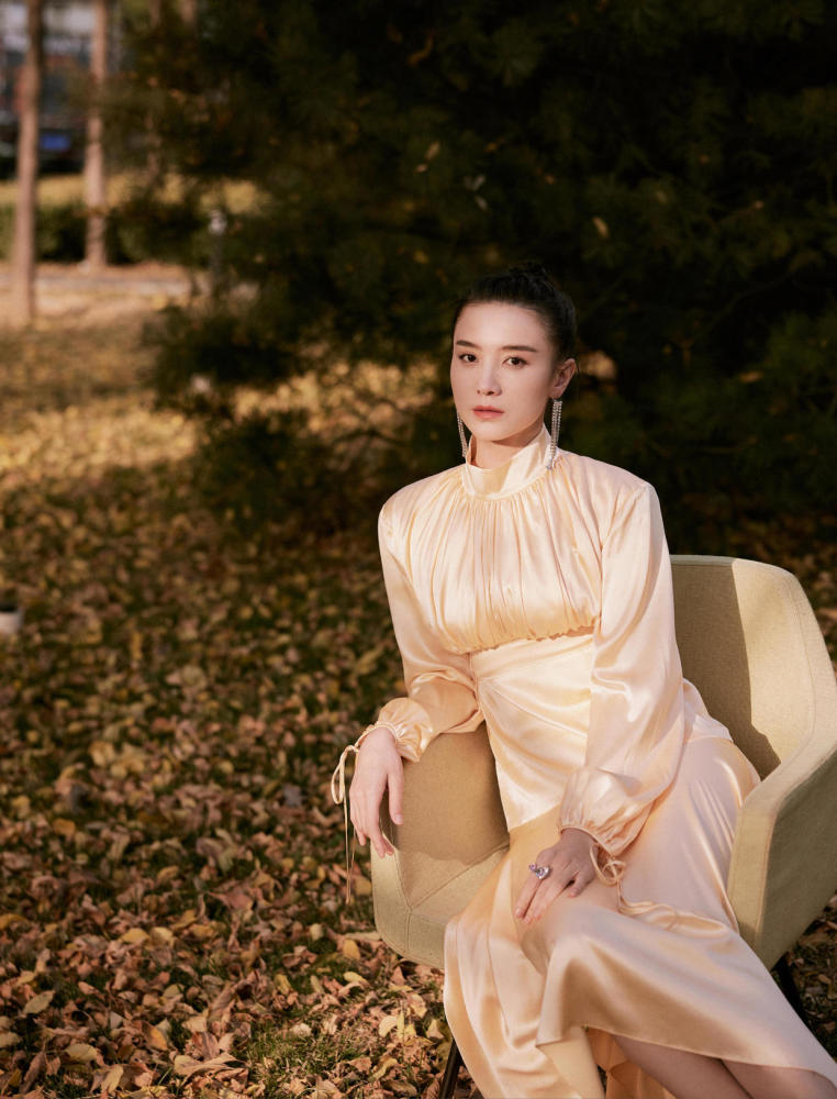 宋佳的"女王"气场惊艳,黑色一字肩连衣裙精致优雅,高级感爆棚_腾讯