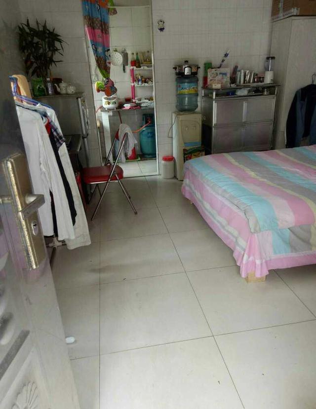 上海1500租的车库出租房 只有巴掌大 厕所在厨房 做饭老串味 腾讯网