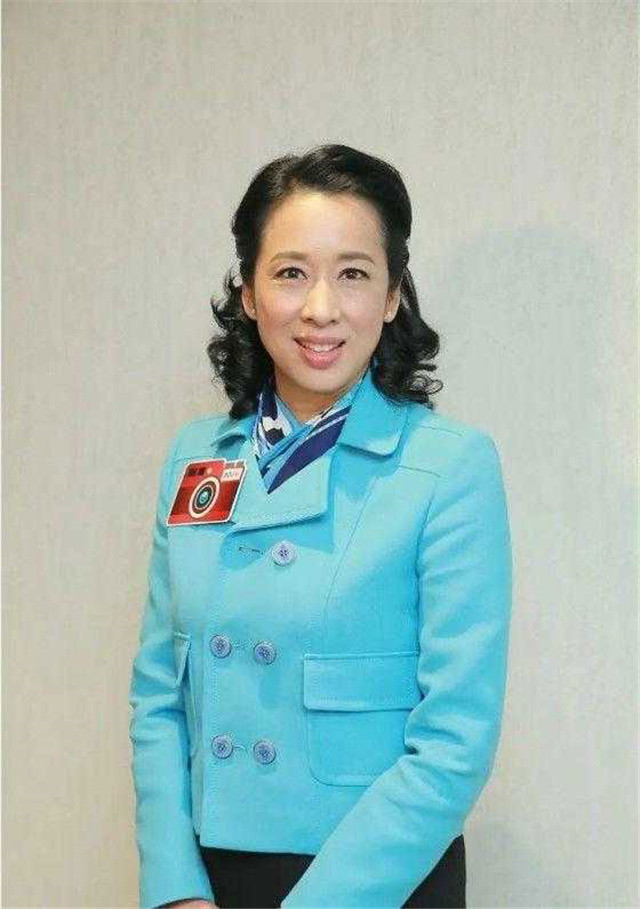 朱玲玲虽然是豪门,私服却很低调,蓝西装配9分裤优雅又知性