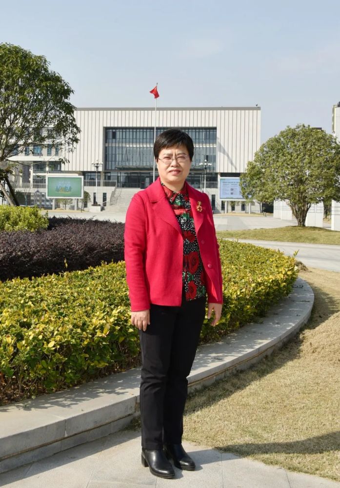 全国人大代表襄阳四中校长李静让法治的种子在每个学生心中生根发芽