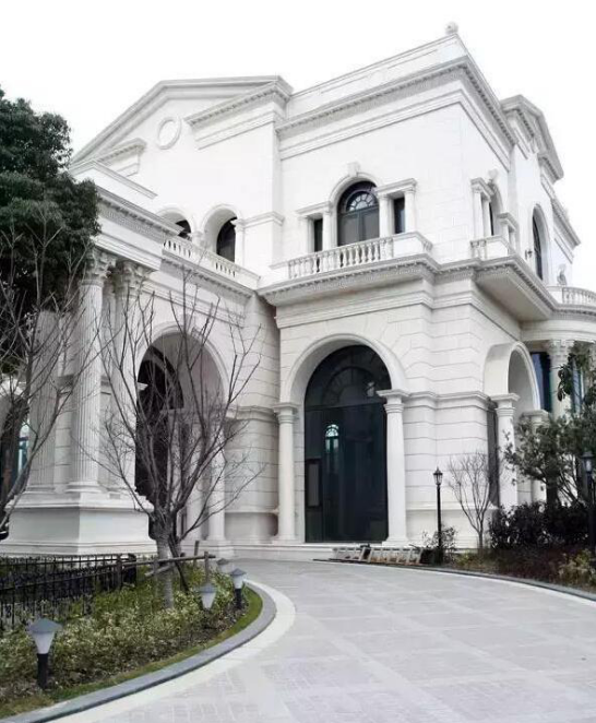 李连杰在上海的豪宅,大理石外墙气派非凡,但一年也没住上几天