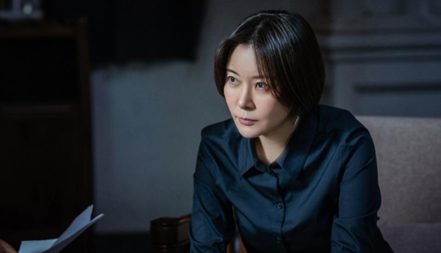 在"劝返篇"中,俞飞鸿饰演的电视台主持人施雅楠与宁理饰演的龙东集团