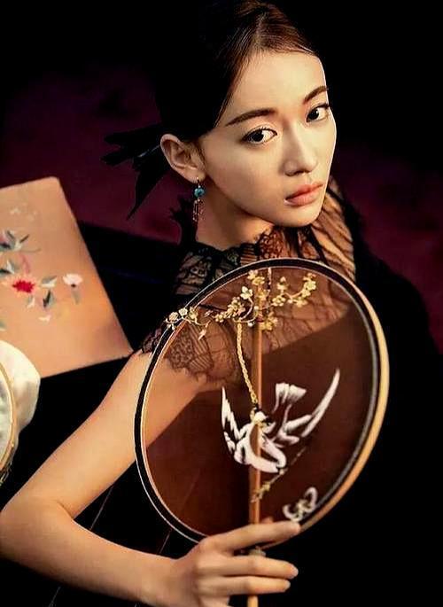 大美人韩雪举手投足气质卓越,就是平常拿个小扇子都美的不行啊!