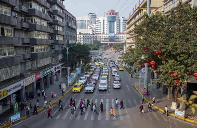 大坪大黄路口增设人行横道 市民过街更便捷更安全|大黄|马路|大坪街道
