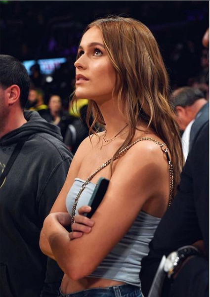 雄鹿老板25岁千金盛世美颜 打球,遛狗 白富美的生活总是这么枯燥且