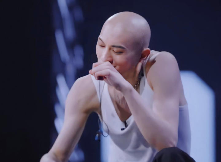 明明颜值不错,却要让自己变成光头.