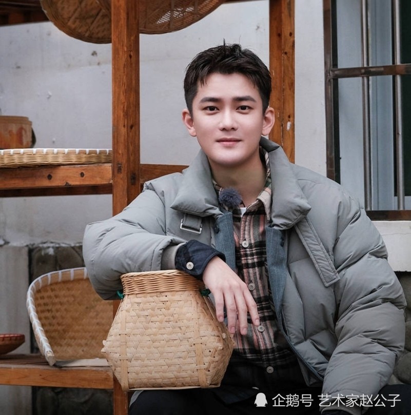 李艺彤睡衣造型亮眼欢乐人熊梓淇接连对战喜剧人宋晓峰田娃太不公平了