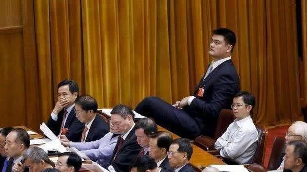 400斤姚明生活太不方便,衣食住行都要定制,叶莉表示压力很重_腾讯新闻