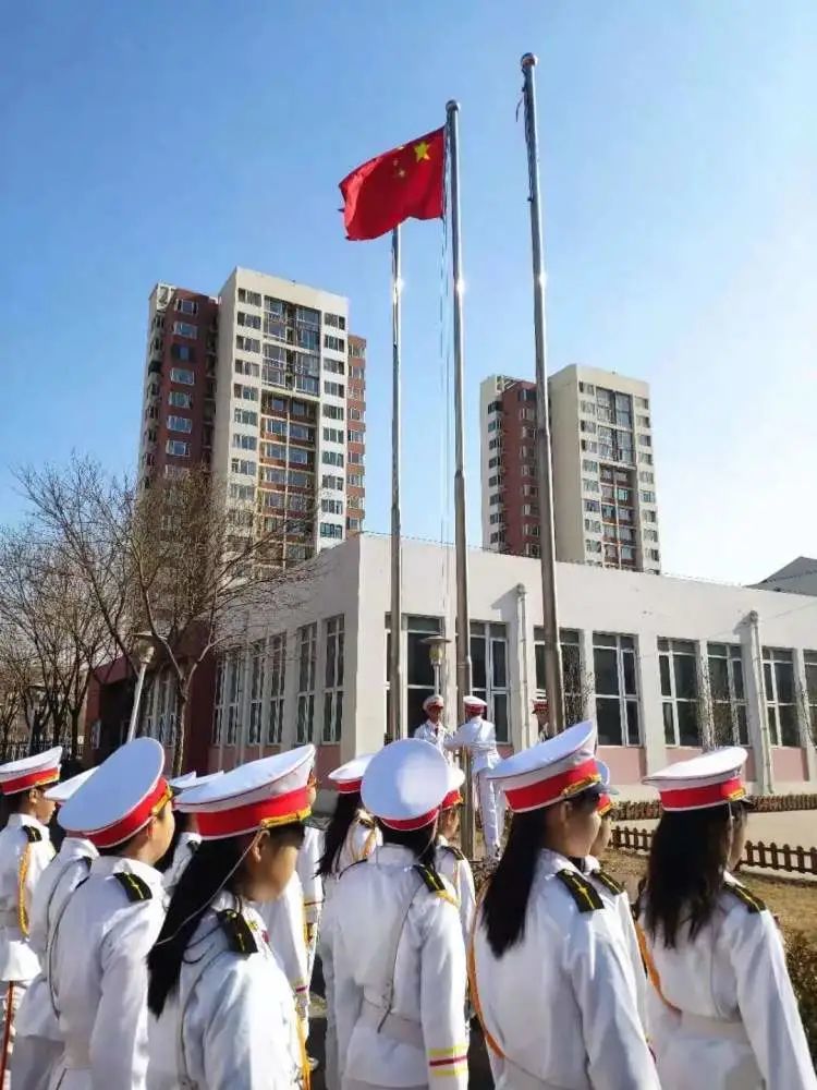 2月22日,葛沽二小召开了以"高举队旗跟党走 文明有礼我践行"为主题的