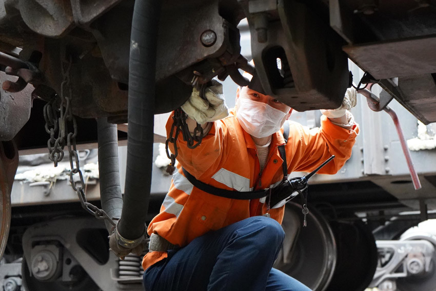 守护列车运行安全的调车员