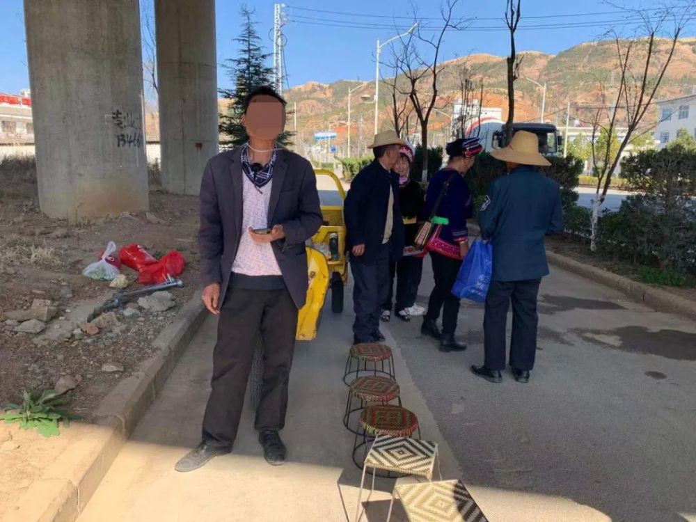 云南大理:无证"醉猫"驾驶三轮车还违法载人 被洱源交警逮个正着