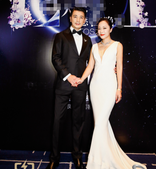 45岁保剑锋回农村老家瓜子皮随地扔被嘲素质低6岁儿子比爸帅