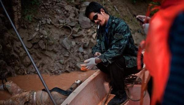 长江捞尸人捞尸人的世界不仅仅只有金钱与良知的较量