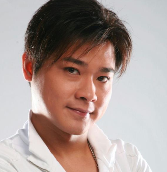 亚视一哥尹天照住所曝光装修简陋接地气用一次性塑料桌布