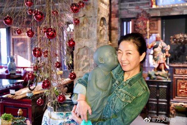 方文琳在生活中的性格也十分火辣,她的感情生活也备受关注,与前夫