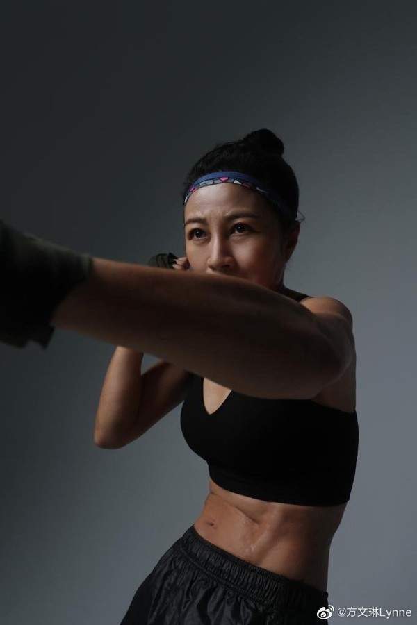 55岁玉女首次转型,露马甲线超性感,每周跑40公里保持身材|方文琳