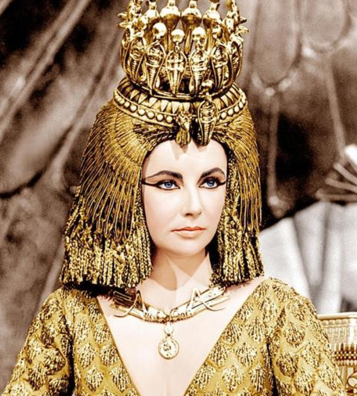 不过后来的历史走向我们是知道的,埃及艳后和弟弟因为权力之争闹崩,她