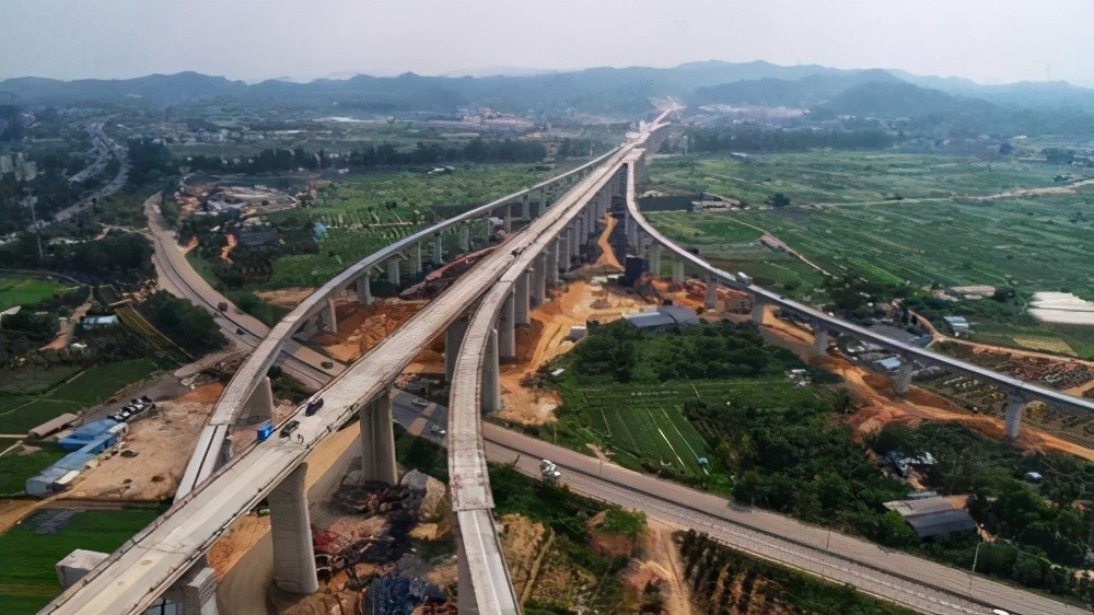 龙南隧道是赣深高速铁路全线最长双线隧道,位于赣州市龙南县和全南县