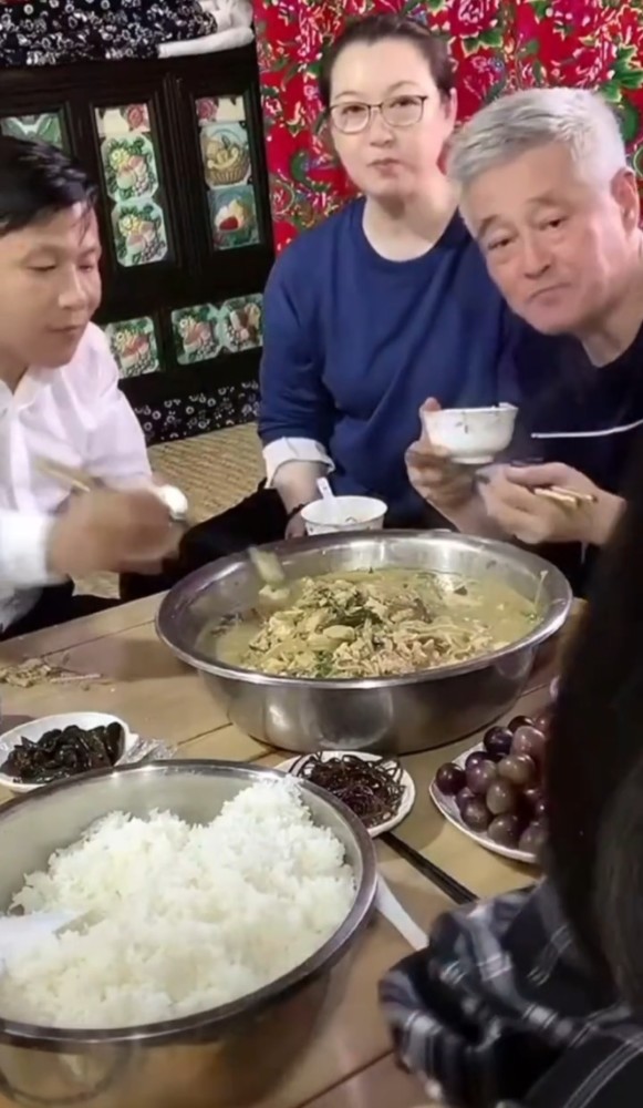 赵本山家里内景寒酸像普通人家盘点赵本山在家吃饭场景