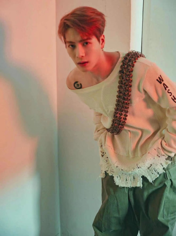 王嘉尔五官好精致潮男形象深入人心浓郁港风韵味让人移不开眼