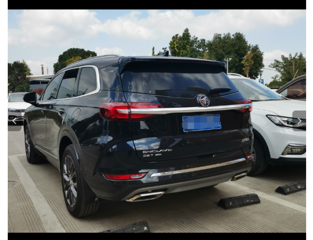 其次昂科旗是别克新推出的中大型suv,七座车空间挺宽敞,我185的个子