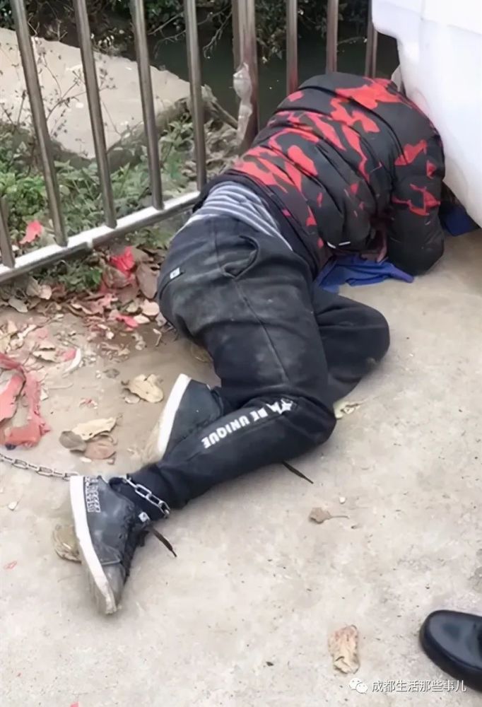 广西一男子因偷狗被拴上铁链,愤怒村民牵着链子踢打:你们遛狗我溜人