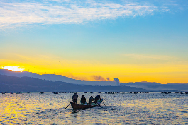 云南4a断层湖海拔超越抚仙湖因龙吸水景观而走红