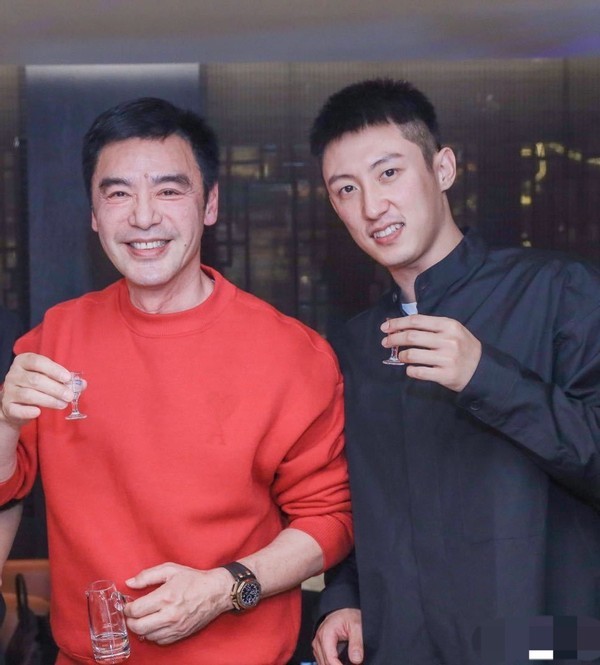 钟镇涛近照皱纹深豪戴36万元腕表曾被前妻坑到欠债超2亿