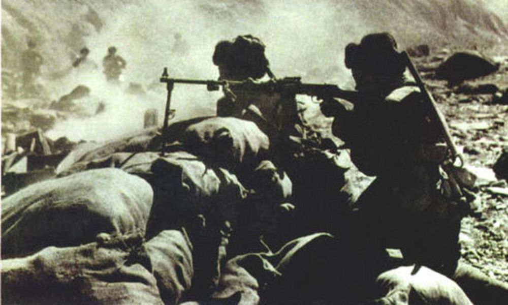 1962年 7人炊事班提枪上阵 解放军27人包围300印度兵 腾讯新闻