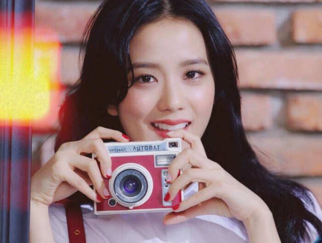 jisoo壁纸笑容有点甜