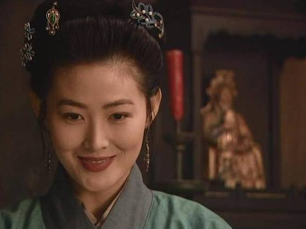 你当你是谁?潘金莲一出场,就是武大郎的妻子,是武松的嫂子.