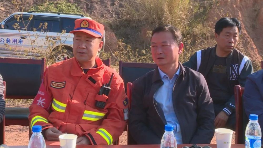 景东县领导胡其武,汪明,鲁怀海及各乡镇专业扑火队现场观摩.