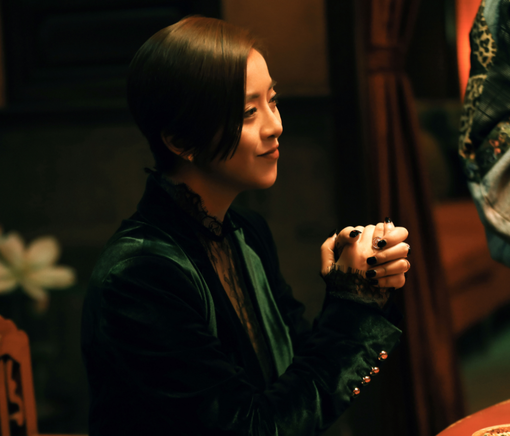 人潮汹涌三个女性角色中黄小蕾的演技超出预期程怡有彩蛋