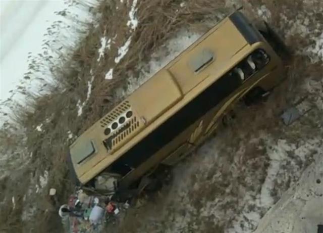 黑龙江一大客车坠桥致2死8伤