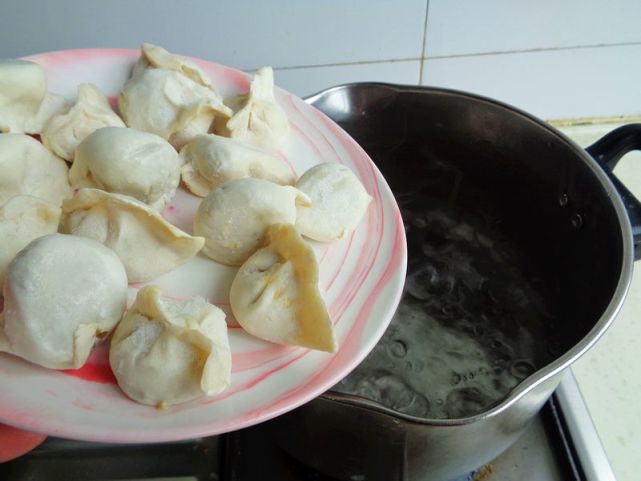 2,等餃子煮開以後,加兩次涼水,再次煮開,開鍋煮皮,蓋鍋煮餡,這是煮