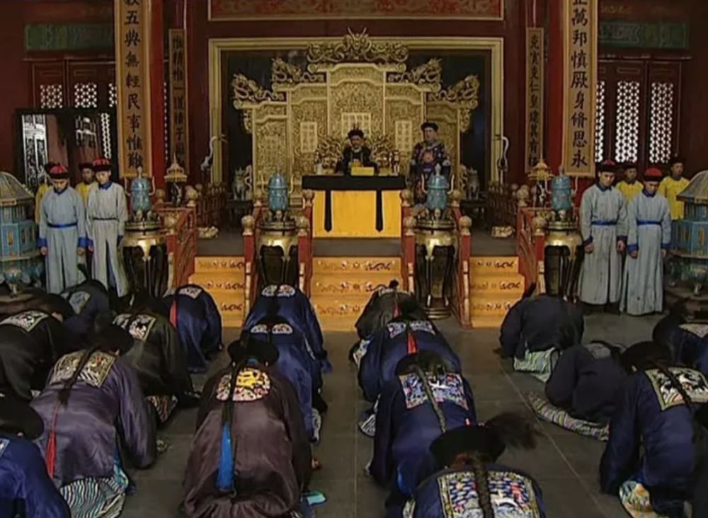 在影视剧中我们看到,清朝皇帝同满汉大臣在朝堂上对