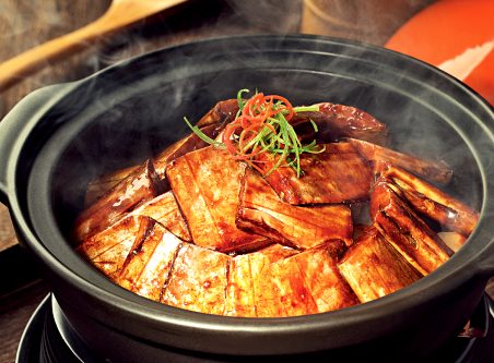 "酱香带鱼煲"是我们店的旺销菜之一,月销售量按吨来计算.