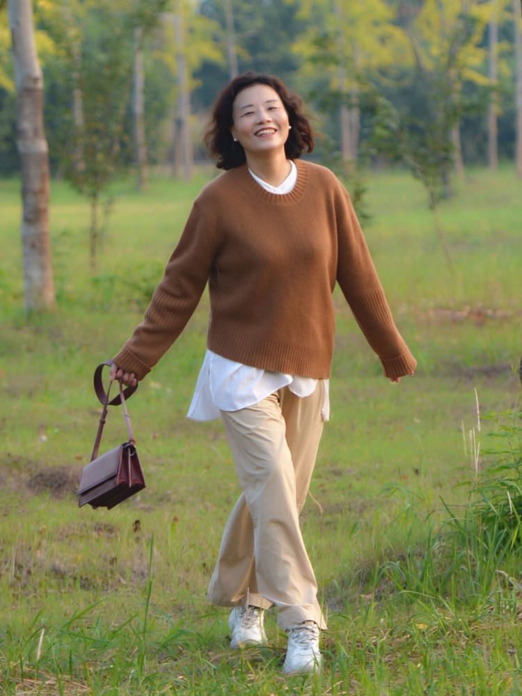 60岁的女人别总穿暗色,浅色单色好搭配又减龄,时尚优雅又高级