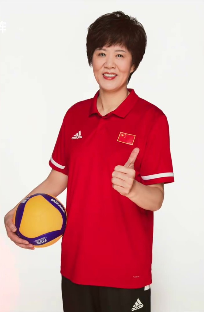 气场强大!女排主帅郎平定妆照出炉,英姿飒爽明艳动人_腾讯新闻