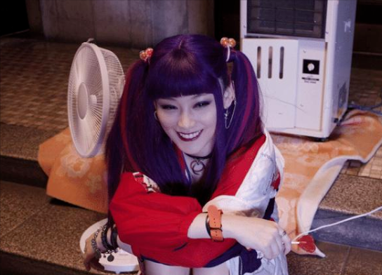 在《唐探2》中的二次元黑客少女kiko,有着一头蓝发,梳着双马尾,古灵精