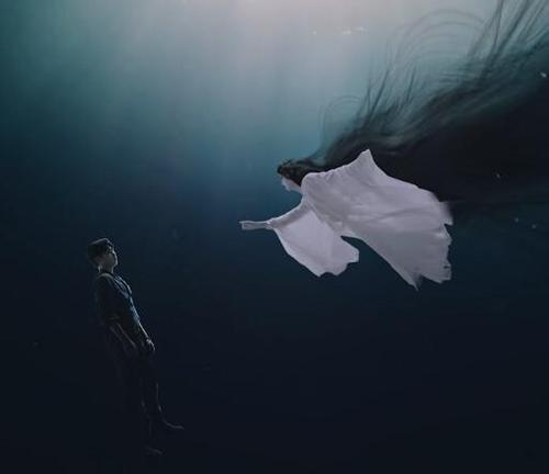 盗墓笔记西沙海底墓中到底是谁袭击了阿宁致使她精神恍惚