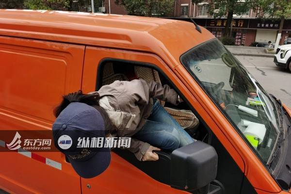 模拟货拉拉"跳窗"事件:很难脚先落地,伸手应可拽住副驾乘客