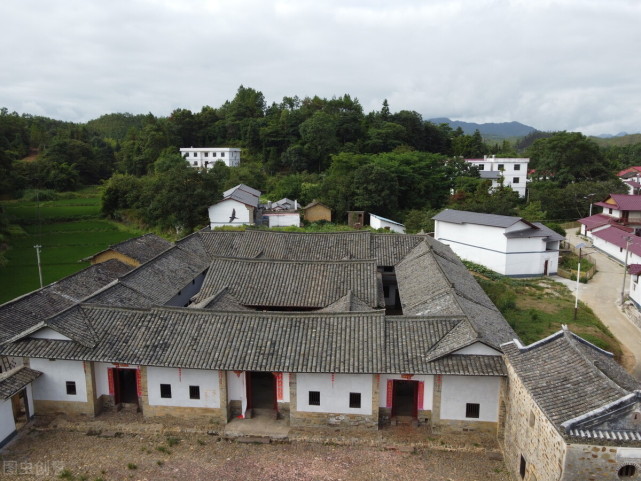 千古客家名村江西卢屋村