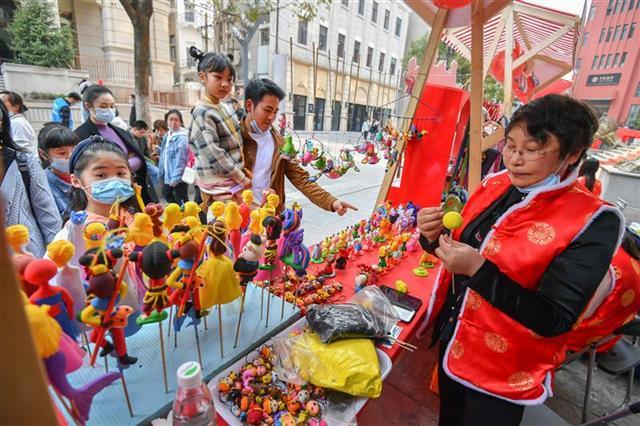 看戲逛非遺市集賞花燈玩遊戲,去江漢路享文化大餐歡度幸福年