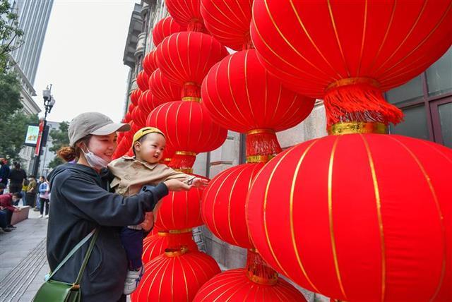 看戲逛非遺市集賞花燈玩遊戲去江漢路享文化大餐歡度幸福年