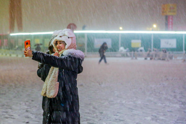 晚上堆雪人图片 实景图片