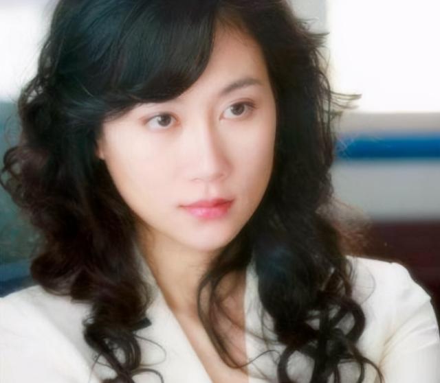 "烂片女王"温峥嵘:为给家人买房拍戏18年,丈夫身份依旧神秘_腾讯新闻